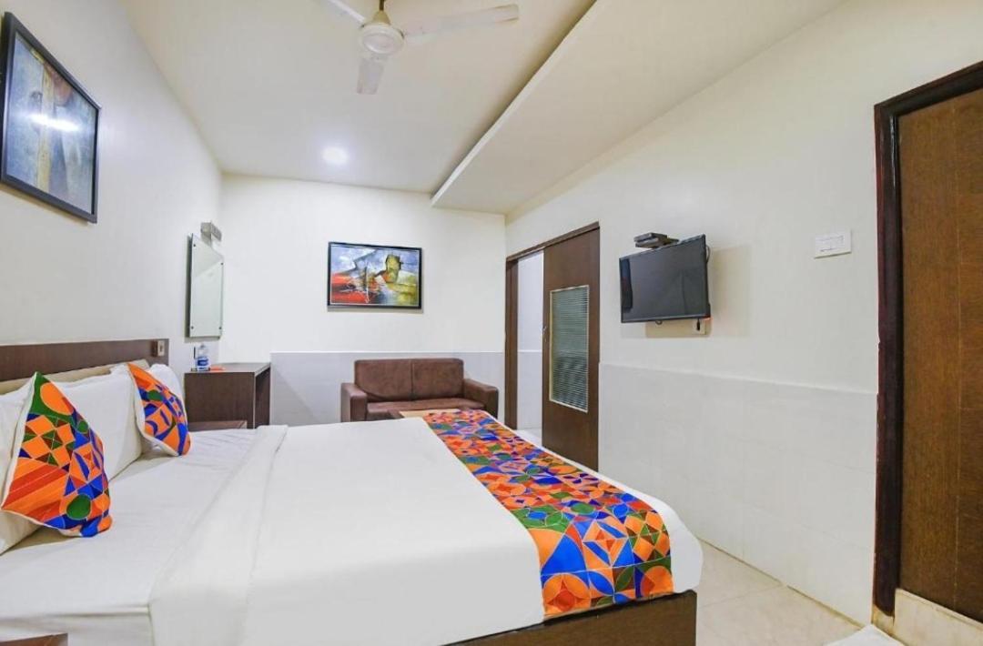 Hotel Leela Grand Inn Vijayawada Bagian luar foto